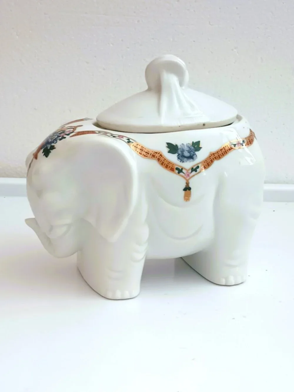 Elizabeth Arden Elephant Trinket Box Vtg White Porcelain Lidded Chinoiserie
